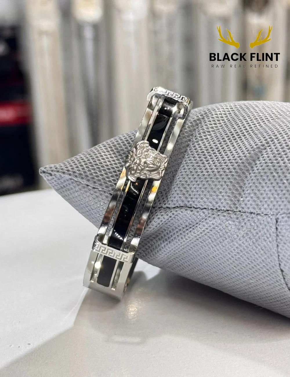 Regal Lion Crest Bangle – Silver & Onyx Luxury Edition